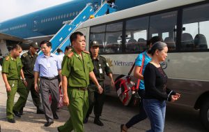 Những hành khách nào được cho là nguy hiểm và bị từ chối vận chuyển trên các chuyến bay dân sự?