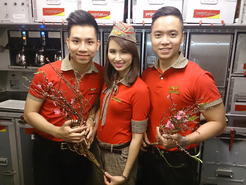 mang-hoa-dao-len-may-bay-dip-tet