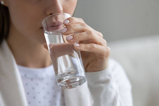 Uống đủ nước l&agrave; những lưu &yacute; về sức khỏe khi đi m&aacute;y bay gi&uacute;p tr&aacute;nh mất nước