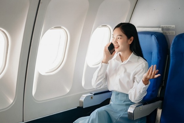 H&agrave;nh kh&aacute;ch cần tắt điện thoại di động khi đi m&aacute;y bay theo quy định