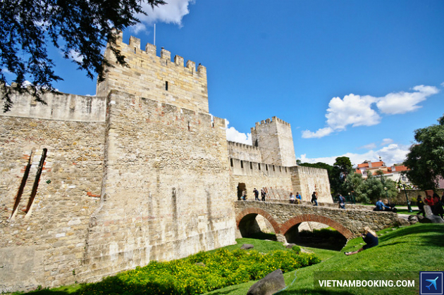 The Castle of São Jorge ve may bay di lisbon gia re