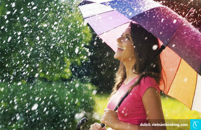 Mang theo áo mưa, ô dù khi đi du lịch vào mùa mưa cam nang du lich mua mua