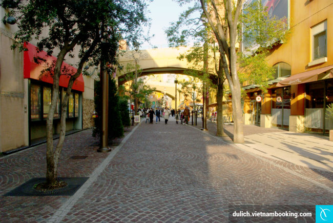 Hiếm thấy thùng rác ở trên đường luu y quan trong khi den nhat du lich