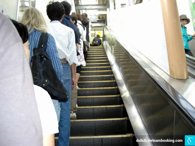 Chú ý khi đi cầu thang cuốn nhung luu y can nam long truoc khi den nhat