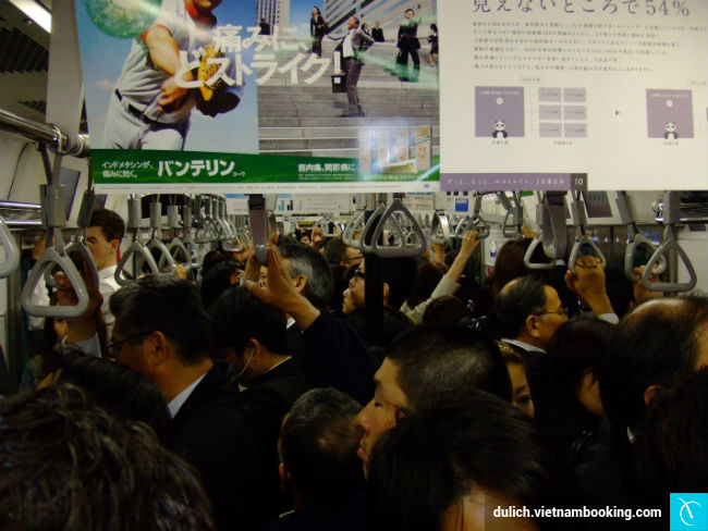 Không xô đẩy nhau bằng tay nhung dieu can biet khi di du lich nhat