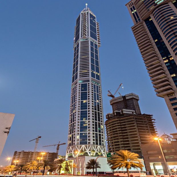 Khách sạn Pentominium này tọa lạc tại bờ biển Dubai. 