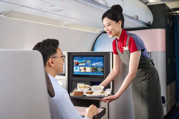 Tiếp vi&ecirc;n China Airlines phục vụ suất ăn tr&ecirc;n khoang Premium Business Class