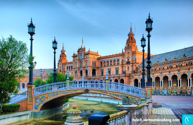The Plaza de Espana du-lich-tay-ban-nha-1-18-1-2017