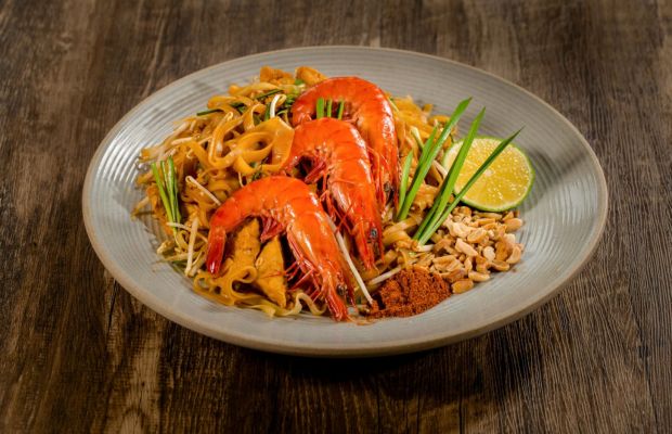 sontam-thai-lan Pad Thái là món xào được chế biến theo phương thức rất riêng mang hương vị chua cay, ngọt nhẹ