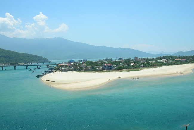 Ngắm những bãi biển tuyệt đẹp khi du lịch Huế
