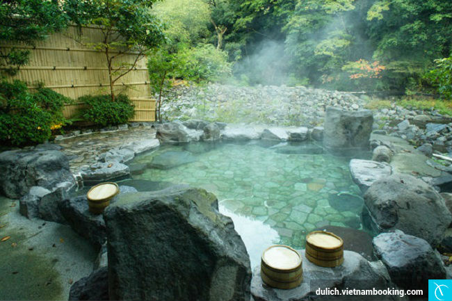 Tắm suối nước nóng ở làng Achimura du lich nhat ban