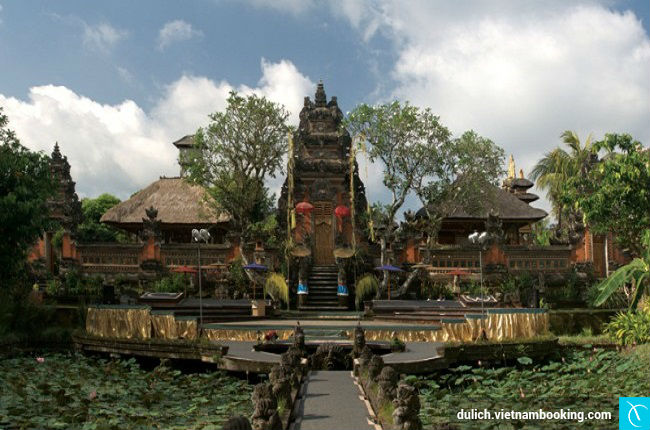 Ngồi đền cổ giữa ao sen ở Bali du lich bali