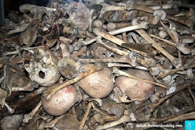 Xương của các nạn nhân được tìm thấy ở Cánh đồng chết canh dong chet campuchia