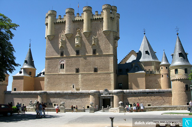 Lâu đài Alcazar De Segovia top 10 lau dai dep nhat chau au