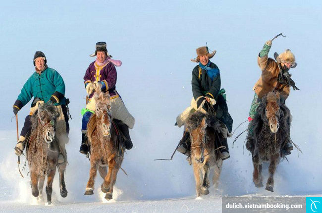 Du khách cưỡi ngựa ở Mông Cổ du lich mong co 2017