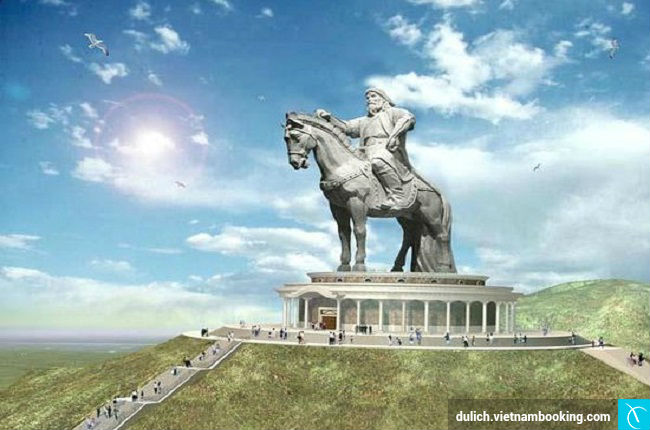 Bức tượng Thành Cát Tư Hãn nổi tiếng ở thủ đô Ulan Bator du lich mong co 2017