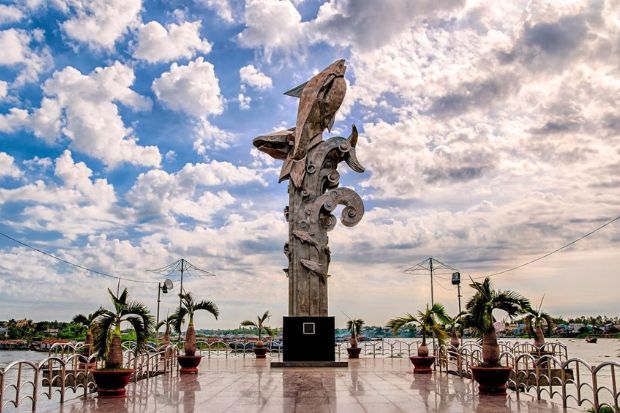 Địa điểm du lịch Châu Đốc - Tượng đài cá Basa