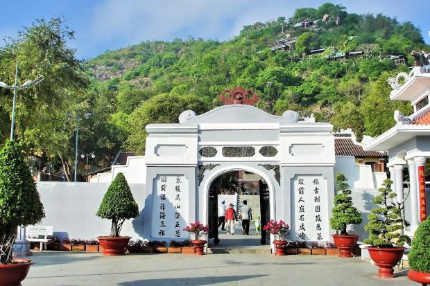 Địa điểm du lịch Châu Đốc - Lăng Thoại Ngọc Hầu Châu Đốc