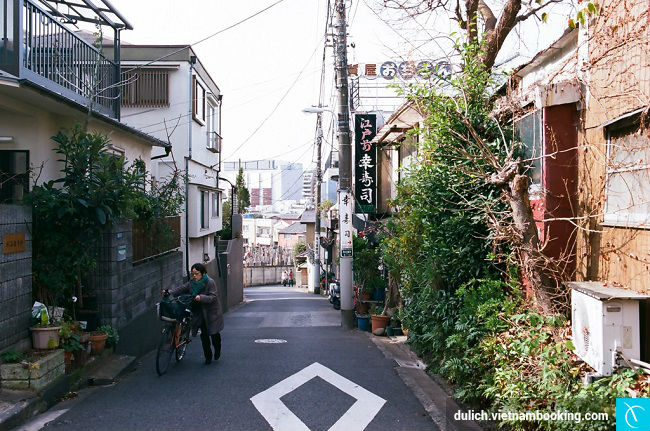 Một góc phố yên tĩnh gần đường sách Jinbocho du lich nhat ban