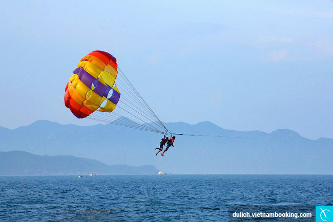Dù kéo trên biển du lich phap