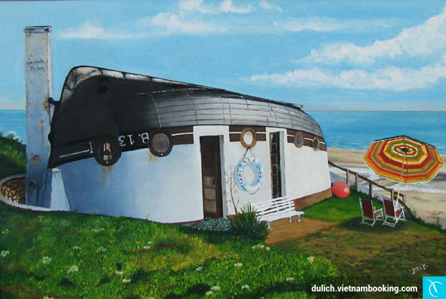 Một ngôi nhà tàu úp ngược du lich phap
