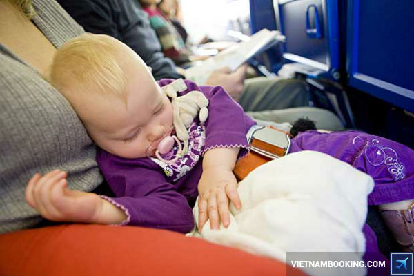 7-luu-y-quan-trong-khi-di-may-bay-cung-tre-nho-24-05-2017-3