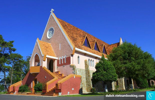 Kham-pha-nhung-nha-tho-dep-nhat-Da-Lat-3-9-5-2017