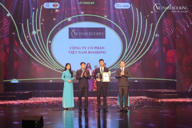 Đại diện Vietnam Booking nhận giải thưởng tại lễ vinh danh thương hiệu chất lượng ch&acirc;u &Aacute; 