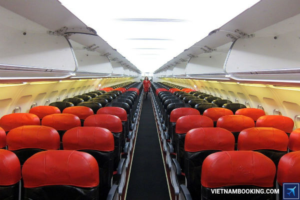 hang-ghe-va-dich-vu-tren-chuyen-bay-Air-asia-30-05-2017-3