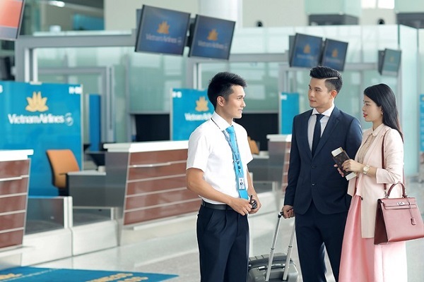 Tiếp vi&ecirc;n Vietnam Airlines mặt đất hướng dẫn h&agrave;nh kh&aacute;ch