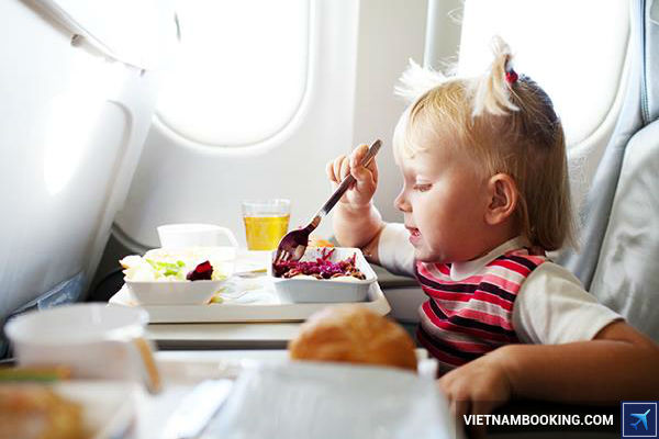Suất ăn đặc biệt cho trẻ em quy dinh cua Vietnam Airlines doi voi tre duoi 2 tuoi - 3