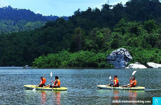 Chèo thuyền Kayak ở Madagui du lich bao loc