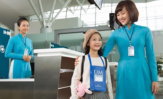 trẻ em đi m&aacute;y bay một m&igrave;nh