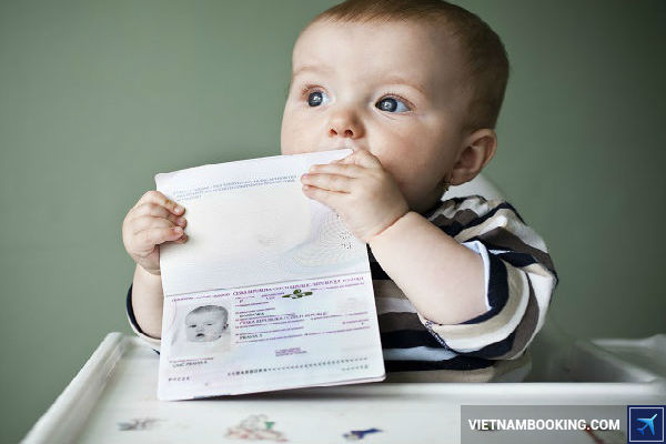 tre-em-di-may-bay-can-mang-giay-to-gi-24-05-2017-1