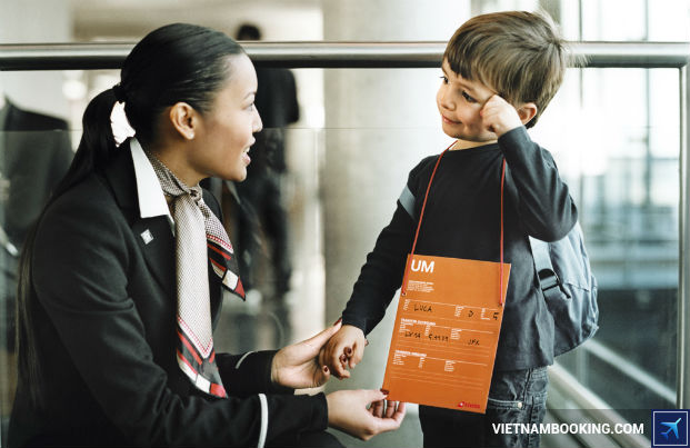 tre-em-di-may-bay-mot-minh-1-19-5-2017