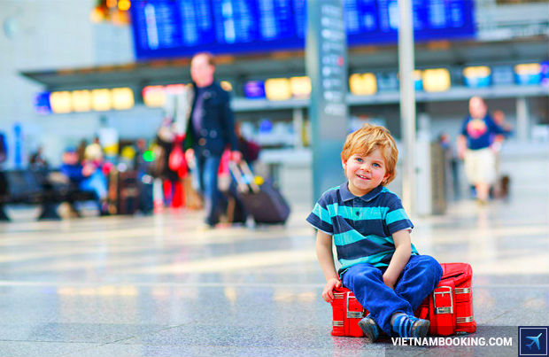 tre-em-di-may-bay-mot-minh-2-19-5-2017