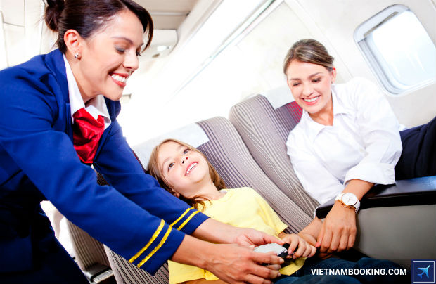 tre-em-di-may-bay-mot-minh-3-19-5-2017