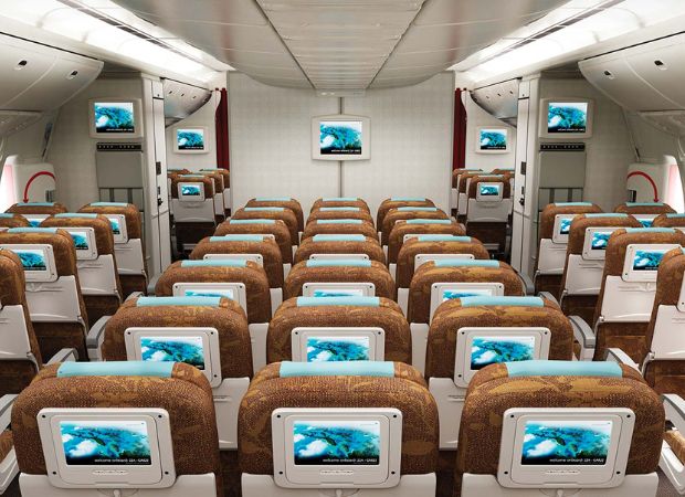 Không gian hạng ghế phổ thông Garuda Indonesia trên máy bay, các ghế đều trang bị tiện nghi hiện đại như màn hình giải trí cá nhân  hạng ghế phổ thông Garuda Indonesia