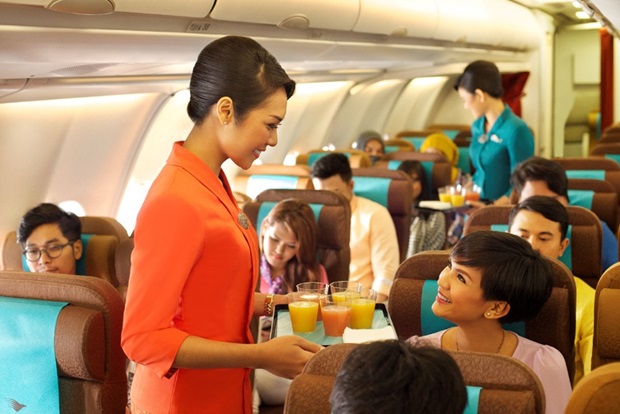 Tiếp viên Garuda Indonesia thân thiện và nhiệt tình, giúp hành khách có một trải nghiệm bay thoải mái và dễ chịu Tiếp viên Garuda Indonesia