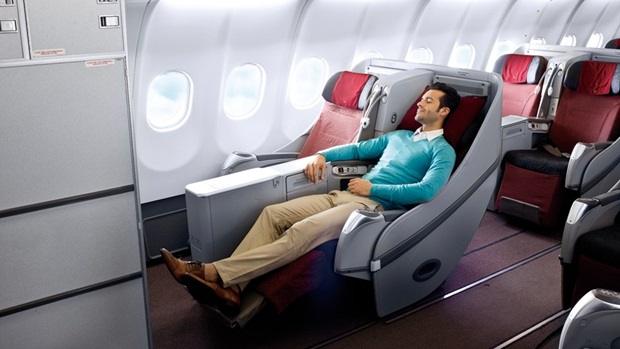 Khách hạng ghế thương gia Garuda Indonesia có thể nghỉ ngơi thoải mái trên các chuyến bay dài nhờ các ghế ngồi rộng rãi, có chỗ để chân thoải mái  hạng ghế thương gia Garuda Indonesia