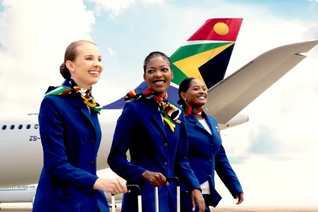 Tiếp vi&ecirc;n South African Airways trong trang phục xanh đặc trưng khi mua v&eacute; m&aacute;y bay South African Airways