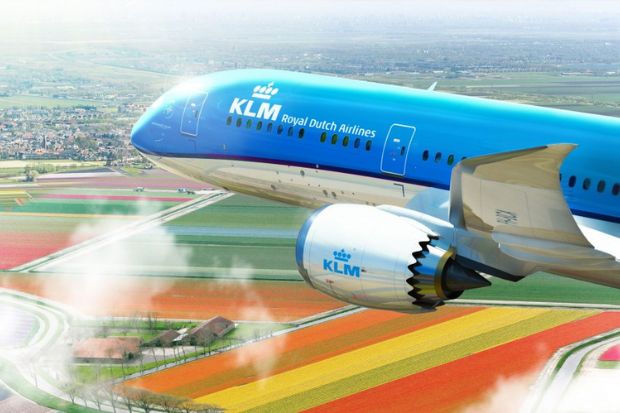 Máy bay KLM bay qua những cánh đồng hoa tulip tại Hà Lan Máy bay KLM bay qua những cánh đồng hoa tulip tại Hà Lan