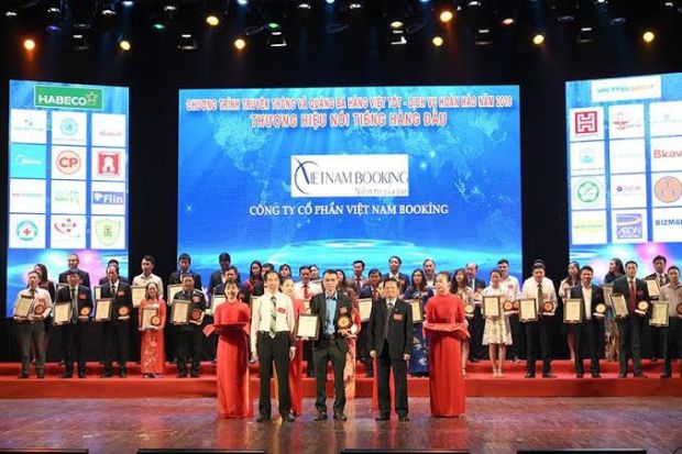 Vietnam Booking nhận c&uacute;p v&agrave; chứng nhận &ldquo;Top 20 thương hiệu nổi tiếng năm 2019&rdquo;