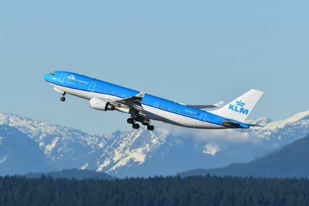 M&aacute;y bay KLM cất c&aacute;nh giữa khung cảnh n&uacute;i non