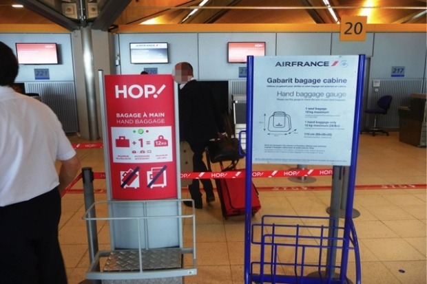 Khung đo h&agrave;nh l&yacute; x&aacute;ch tay kiểm tra k&iacute;ch thước theo quy định h&agrave;nh l&yacute; Air France tại s&acirc;n bay