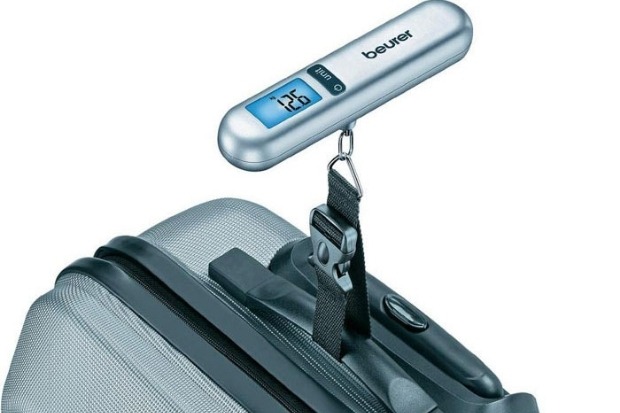 Sử dụng c&acirc;n h&agrave;nh l&yacute; cầm tay để kiểm tra trọng lượng vali tại nh&agrave; trước khi ra s&acirc;n bay