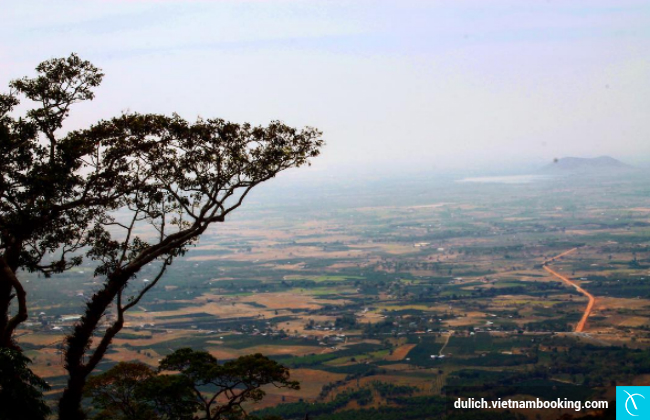 Khung cảnh nhìn từ Tà Cú cac tour du lich phan thiet