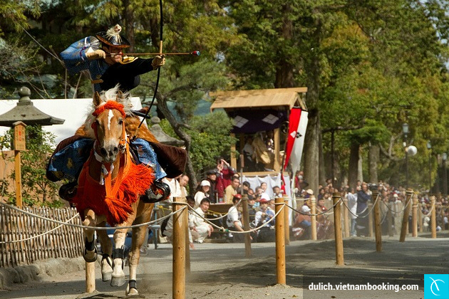 Lễ hội bắn cung trên ngựa tại Nhật co nen di du lich nhat ban