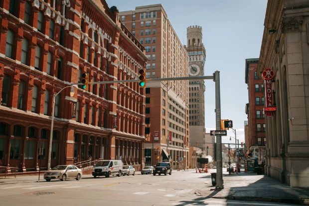 Th&aacute;p nghệ thuật Bromo Seltzer giữa khu trung t&acirc;m Baltimore