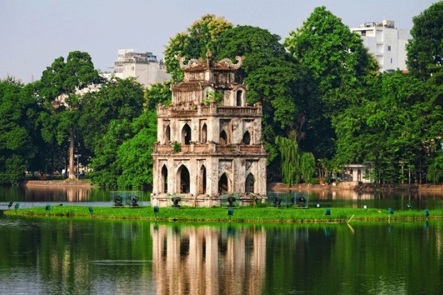 Hồ Gươm ịà địa điểm du lịch Hà Nội quen thuộc.